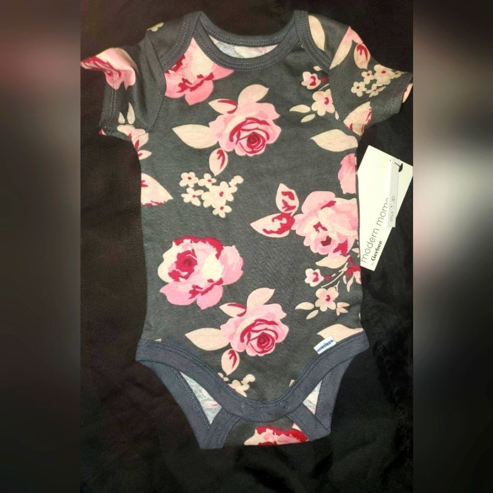 Pink & gray flower onesie set with has a NWT - Picture 4 of 6